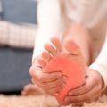 【専門医監修】足のしびれの種類と原因